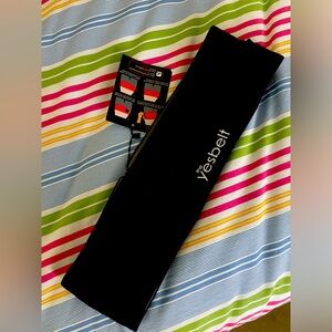 THE YESBELT work out/ hands free belt Black/grey Size M NWT